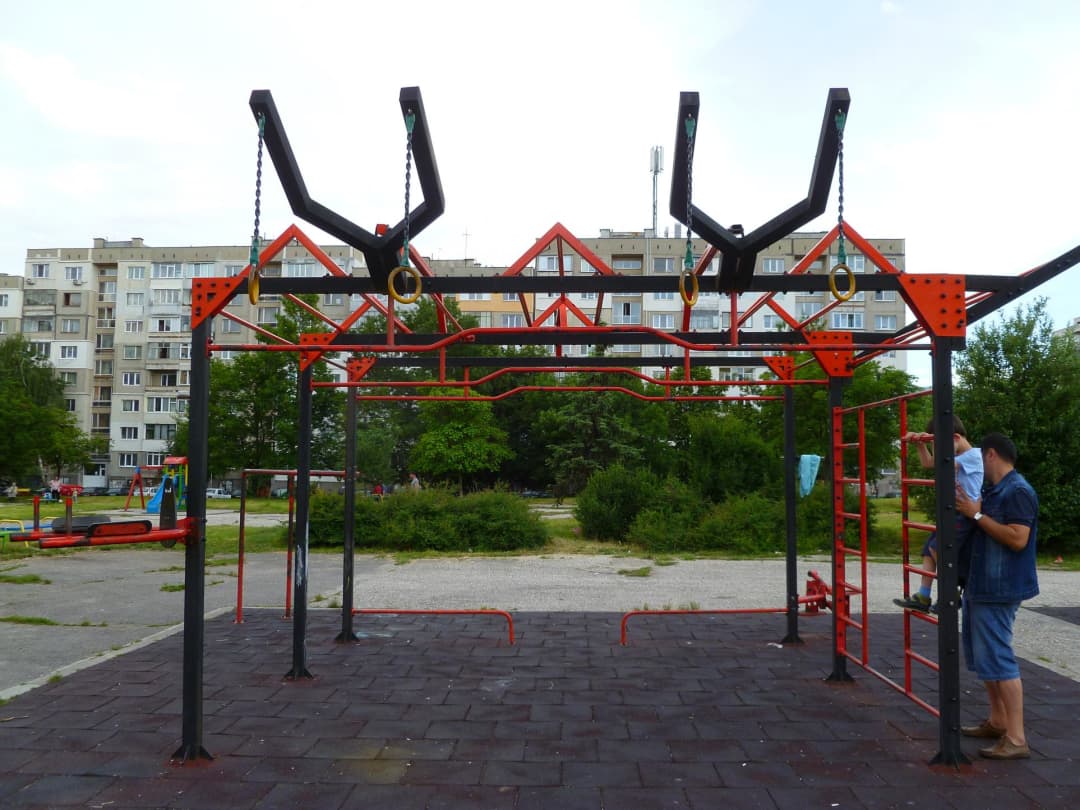 Sbarra per trazioni presso Calisthenics Park at Инж. Христо Проданов, София – foto 1 di 6