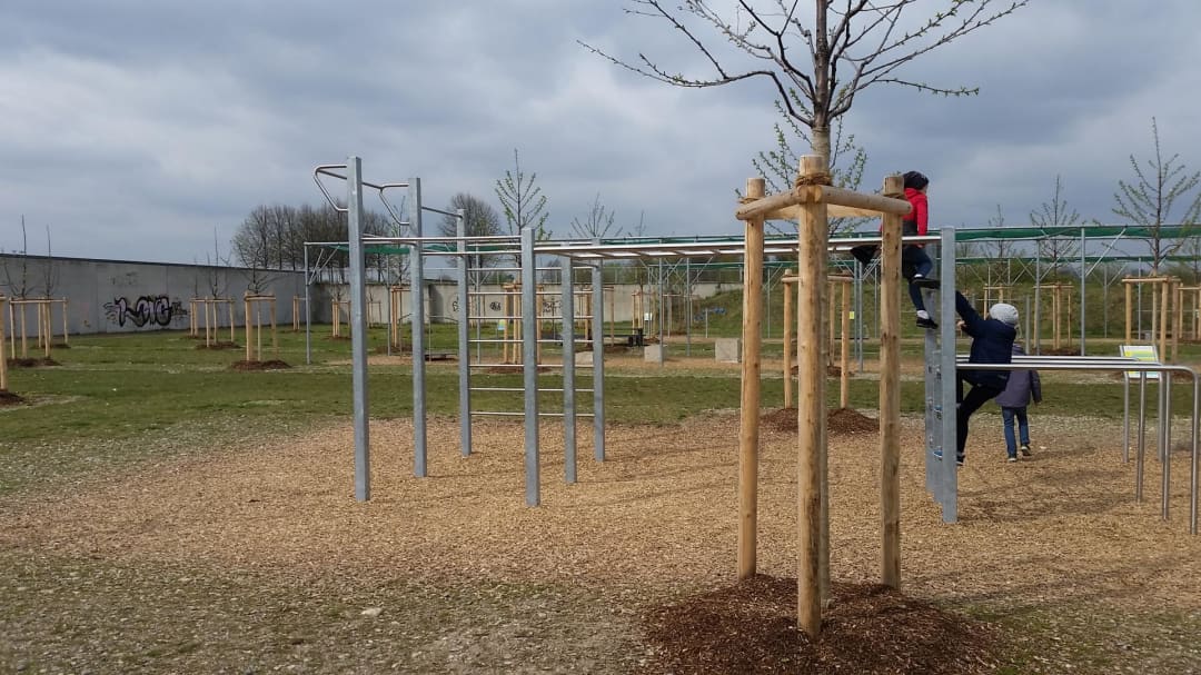 Parallel Gym Bars at Calisthenics Park at Potenzgarten 10^-5, München – photo 2 of 4