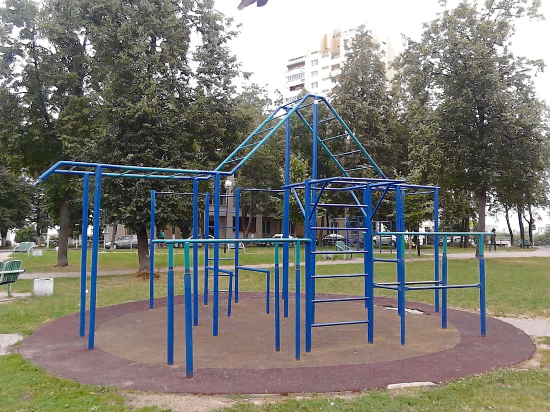 Parallele presso Calisthenics Park at вуліца Гастэлы, Мінск – foto 2 di 7
