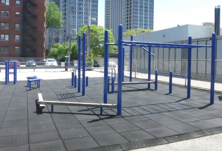 Sbarra per trazioni presso Calisthenics Park at West Junior Terrace, Chicago – foto 1 di 1