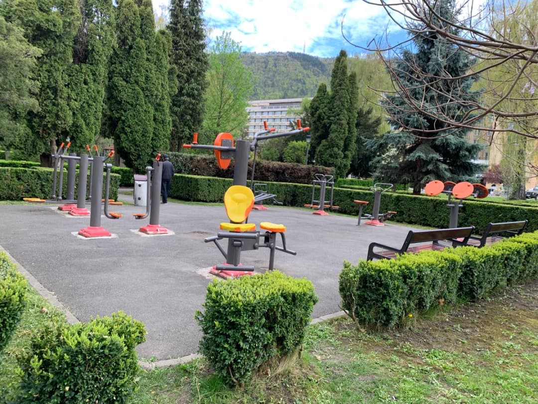 Abs Bench at Calisthenics Park at DN1E, Brașov – photo 1 of 2