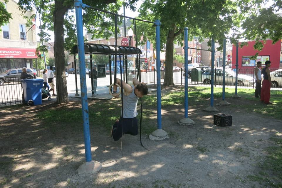 Sbarra per trazioni presso Calisthenics Park at South Wood Street, Chicago – foto 3 di 4