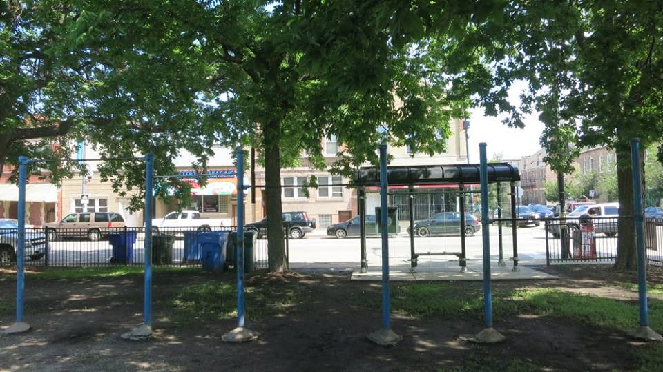 Sbarra per trazioni presso Calisthenics Park at South Wood Street, Chicago – foto 1 di 4