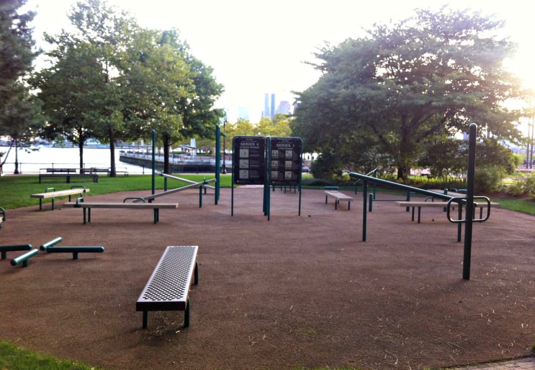 Sbarra per trazioni presso Calisthenics Park at Marginal Street, Boston – foto 1 di 1