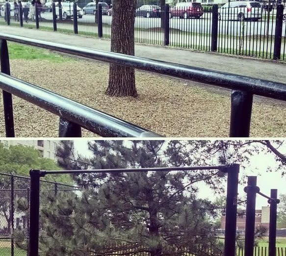 Sbarra per trazioni presso Calisthenics Park at East Chicago Avenue, Chicago – foto 1 di 1
