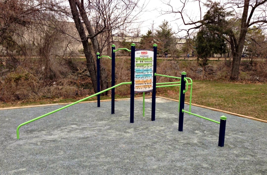 Sbarra per trazioni presso Calisthenics Park at 31st Street South, Arlington – foto 1 di 1