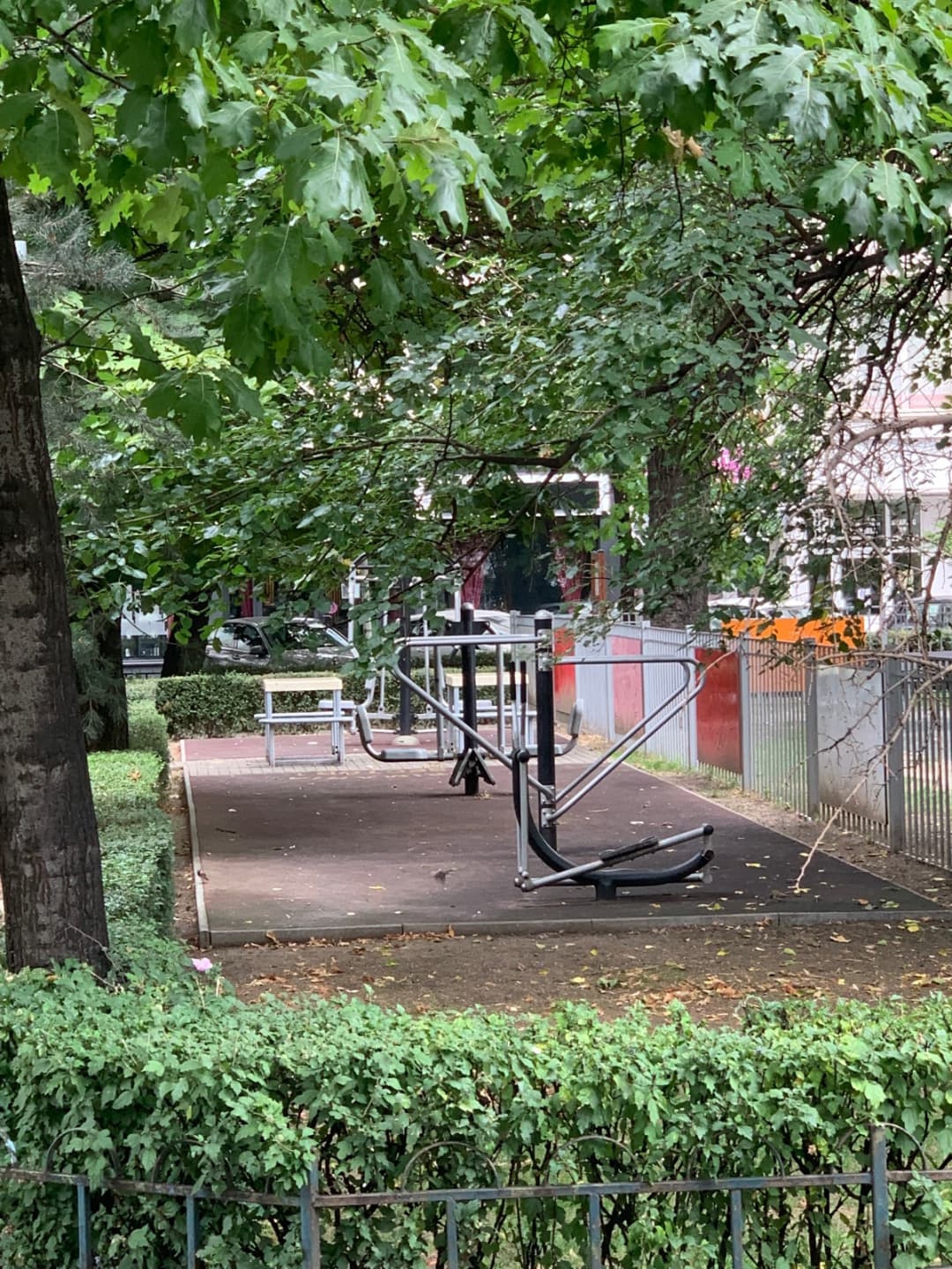 Бруси на майданчику Calisthenics Park at Șoseaua Ștefan cel Mare, București – фото 1 з 1