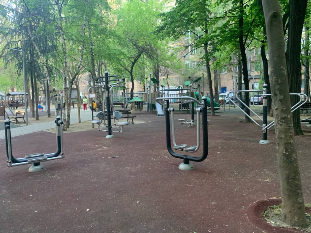 Parallel Gym Bars at Outdoor Gym in Gara de Nord, București – photo 1 of 4
