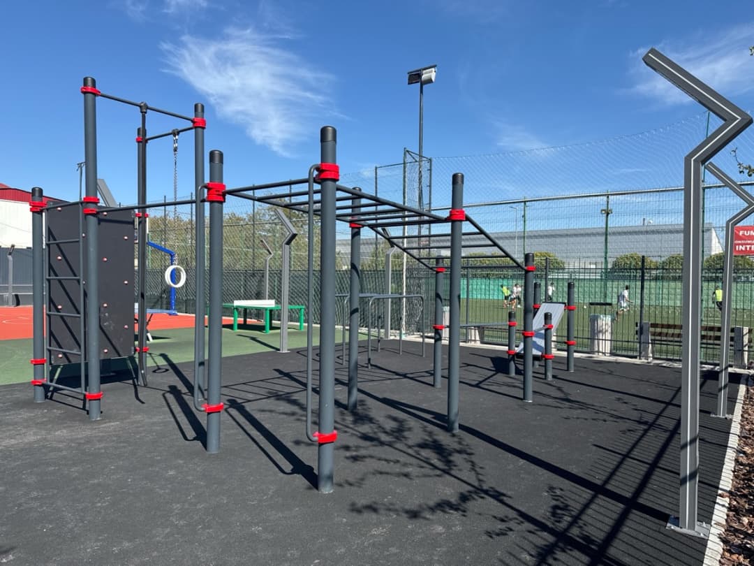 Banc à abdominaux à Calisthenics Park at Strada Buziaș, Voluntari – photo 5 sur 5