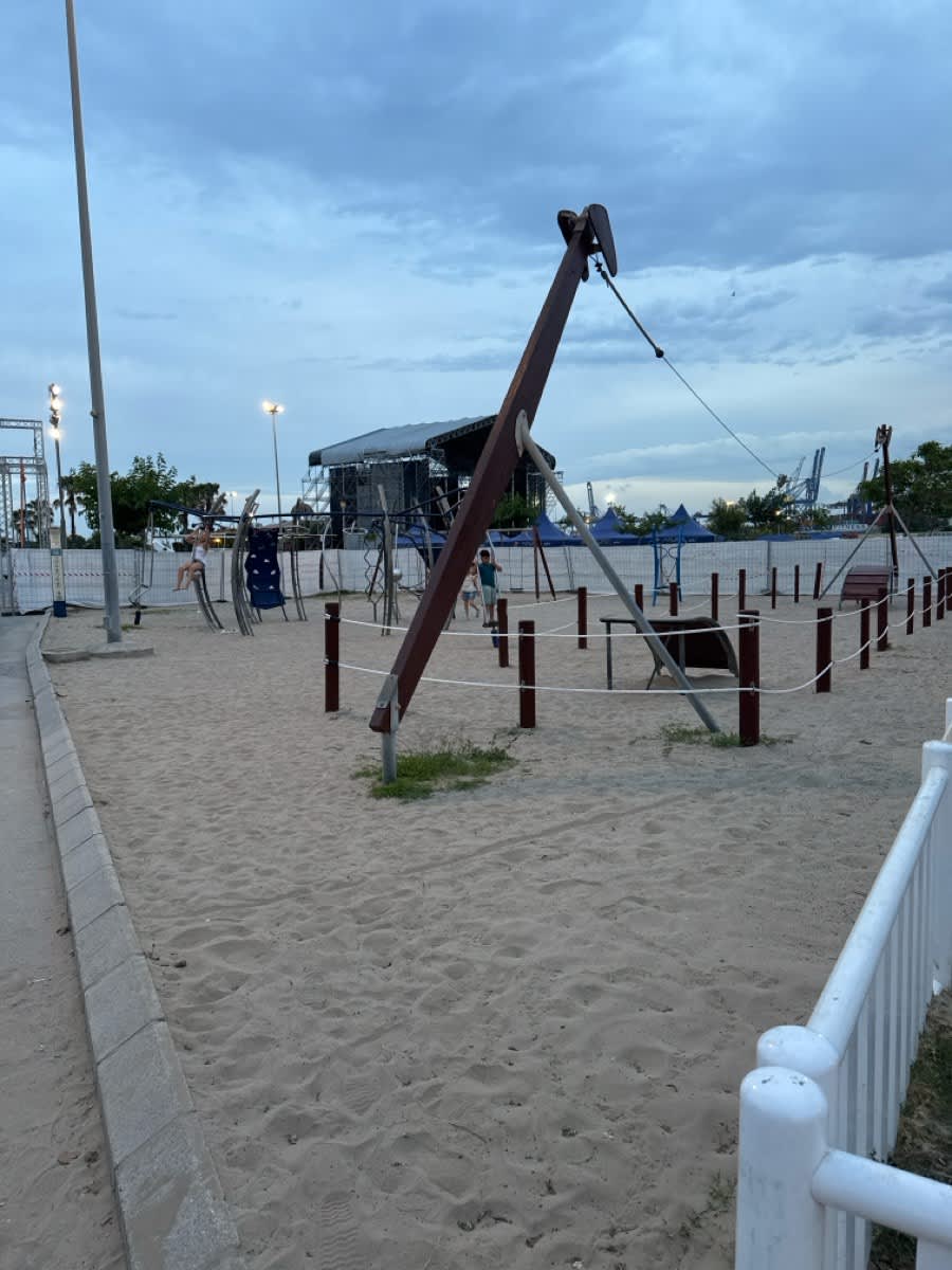 Panca per addominali presso Calisthenics Park at Passeig de la Remor, València – foto 1 di 4