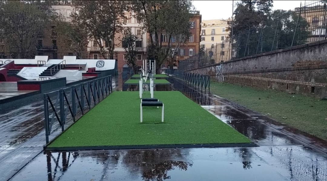 Parallel Gym Bars at Calisthenics Park at Viale del Monte Oppio, Roma – photo 1 of 3
