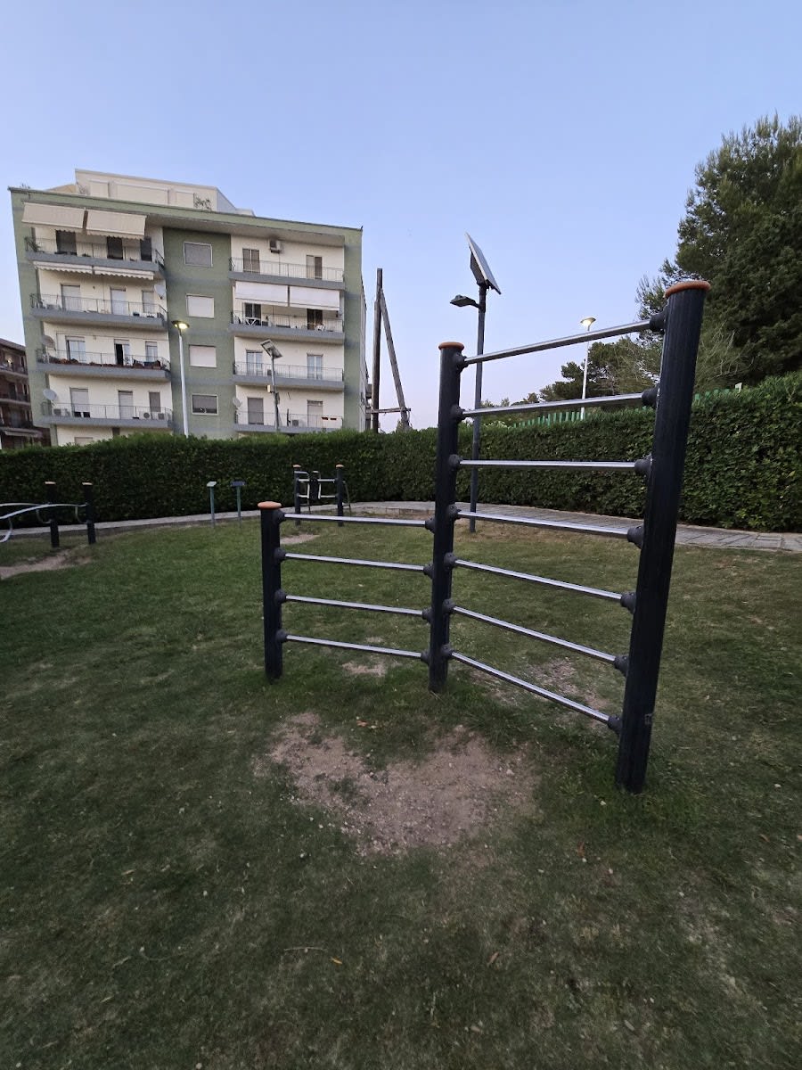 Sbarra per trazioni presso Calisthenics Park at Viale Europa, Casteddu/Cagliari – foto 1 di 3
