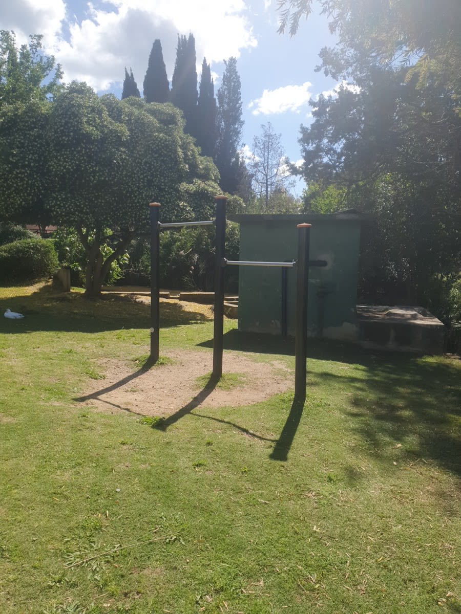 Parallele presso Calisthenics Park at Viale Europa, Casteddu/Cagliari – foto 2 di 3