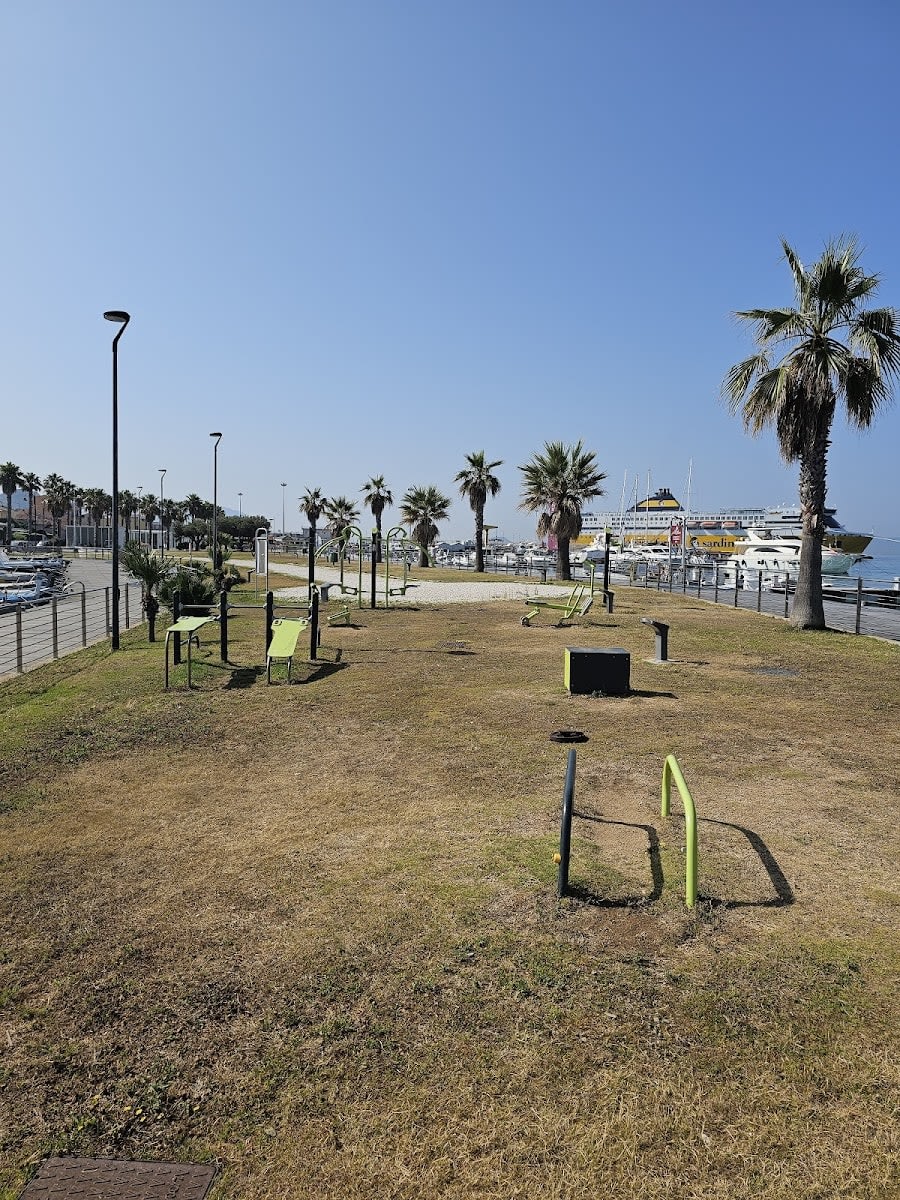 Klimmzugstange bei Calisthenics Park at Via dei Marinai, Figari/Golfo Aranci – Foto 1 von 2