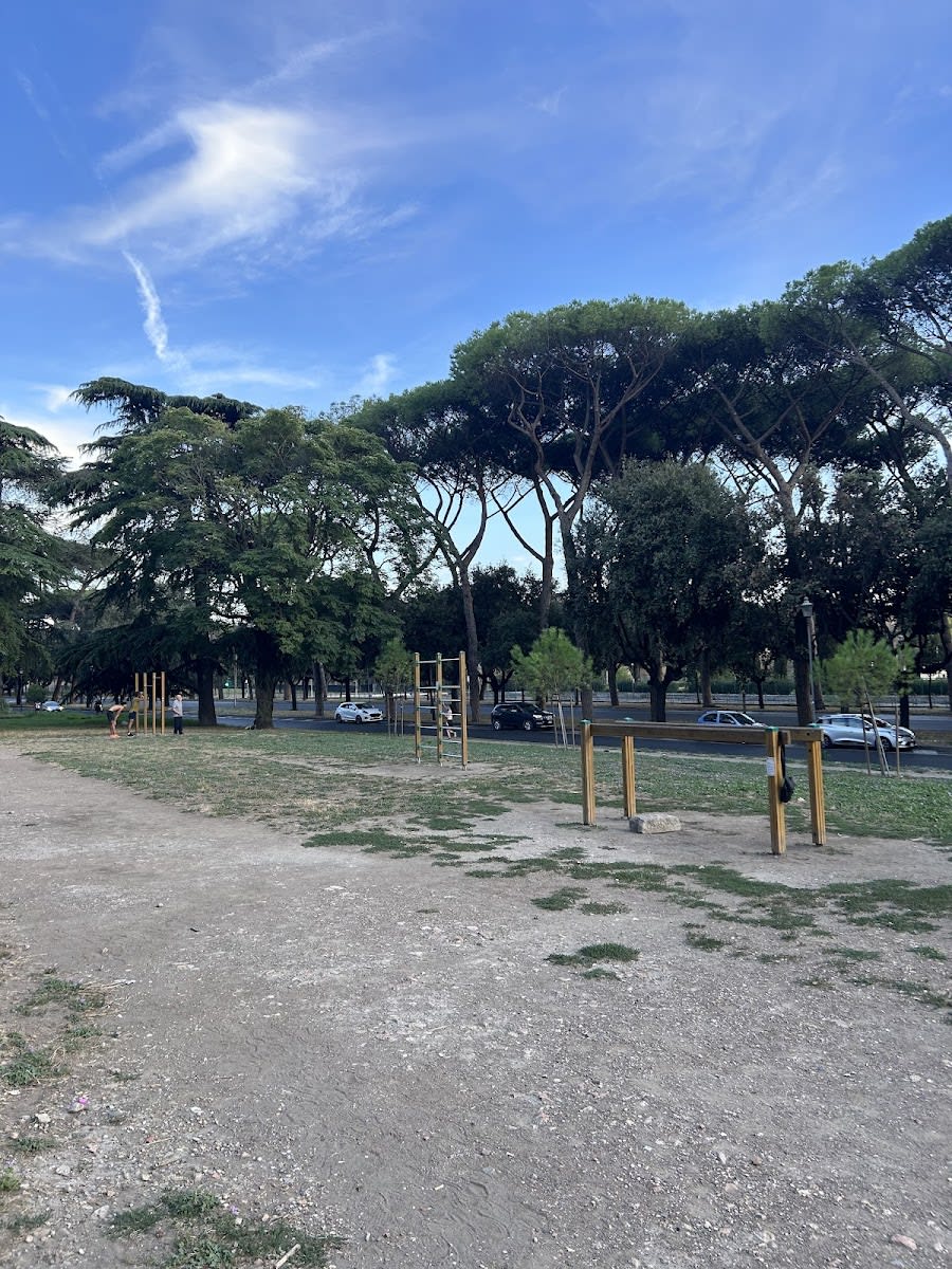 Sbarra per trazioni presso Calisthenics Park at Via di Valle delle Camene, Roma – foto 1 di 5
