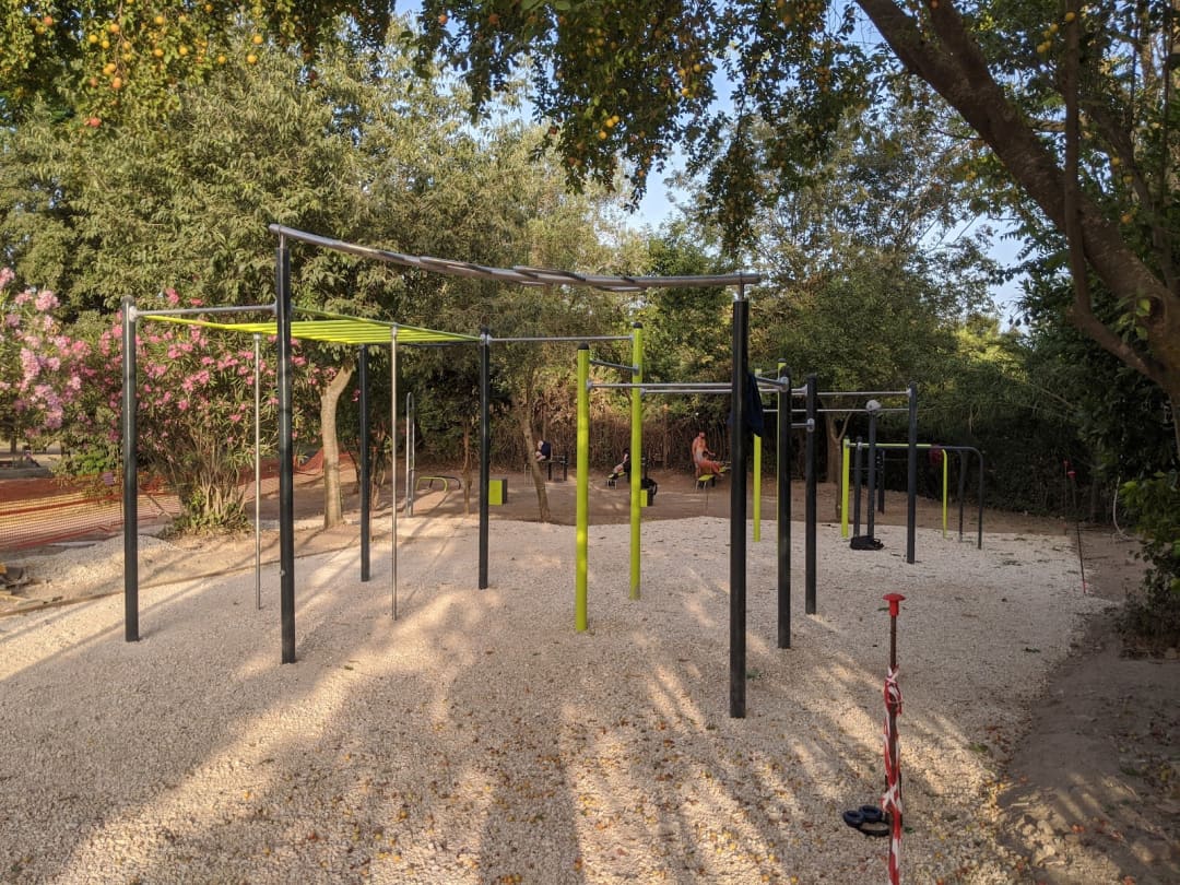 Sbarra per trazioni presso Calisthenics Park at Viale Mario Leigheb, Roma – foto 1 di 2