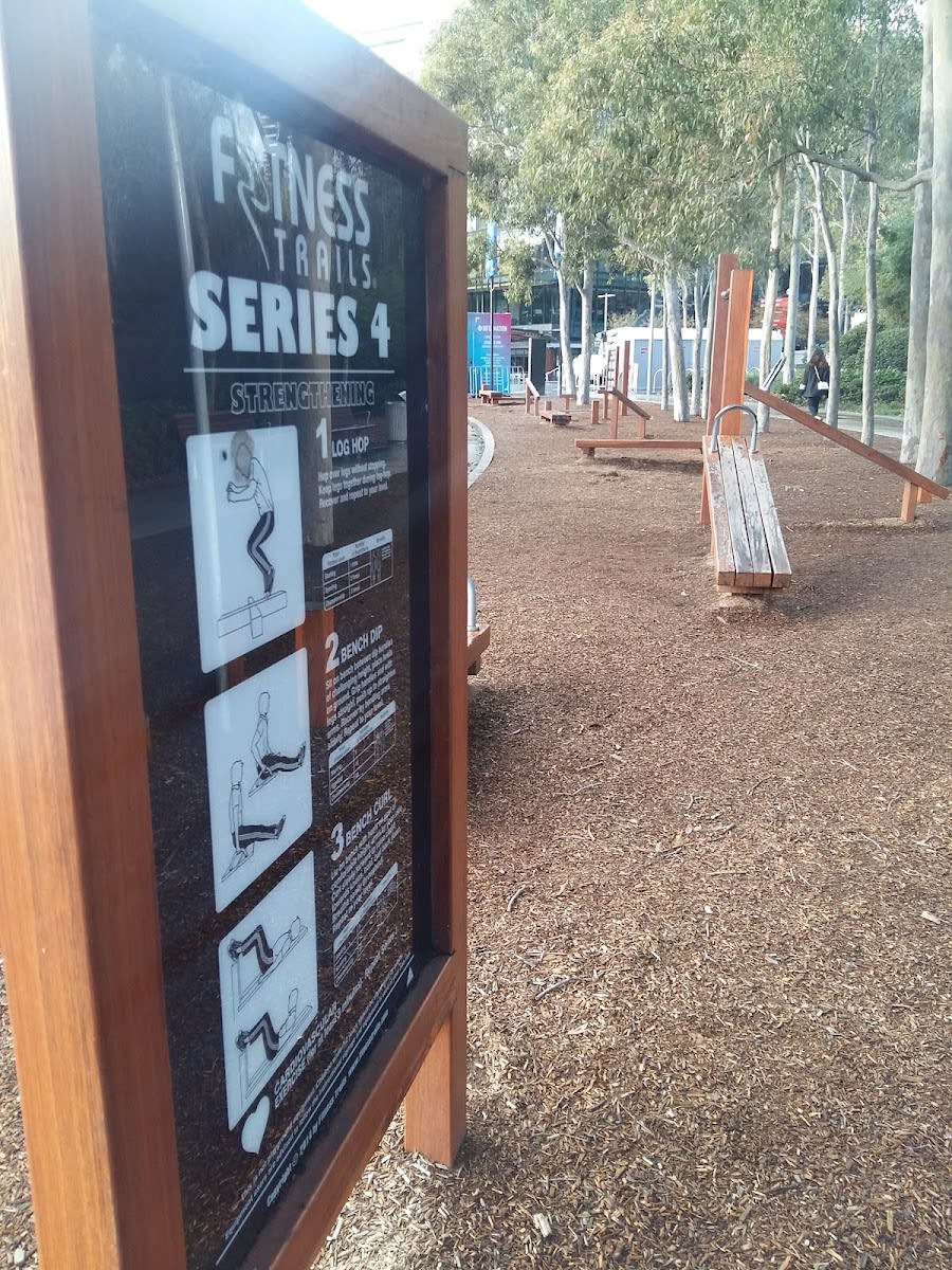 Banc à abdominaux à Calisthenics Park at Courtyard of Welcoming Fragrance, Sydney – photo 3 sur 3