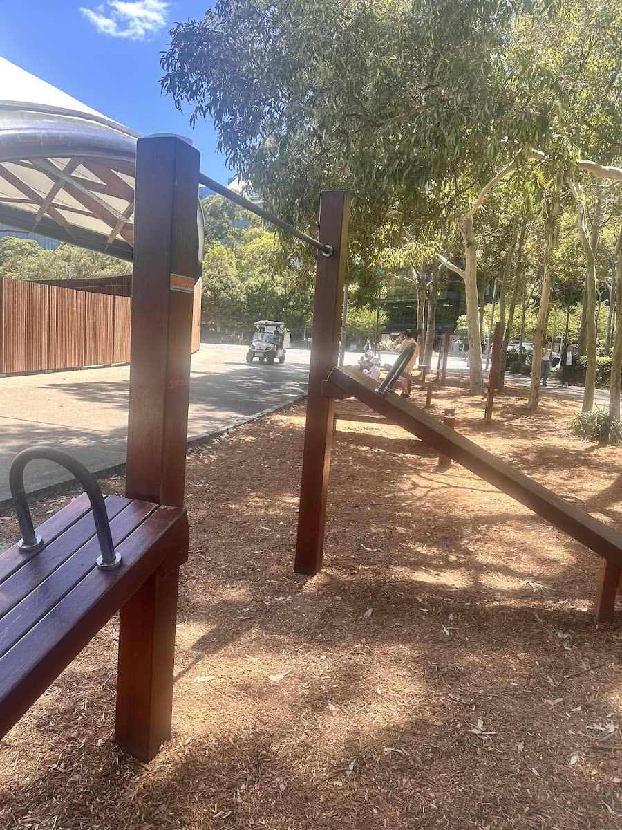 Banc à abdominaux à Calisthenics Park at Courtyard of Welcoming Fragrance, Sydney – photo 1 sur 3