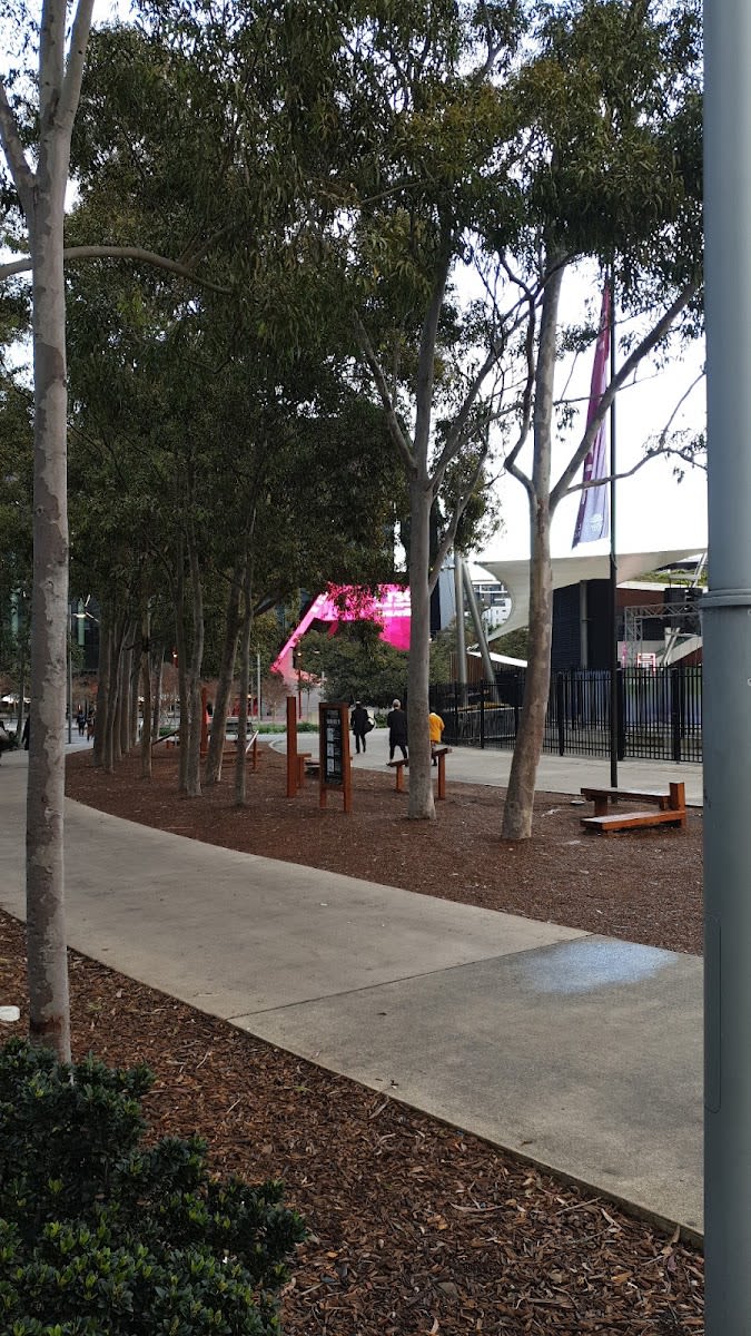 Banc à abdominaux à Calisthenics Park at Courtyard of Welcoming Fragrance, Sydney – photo 2 sur 3