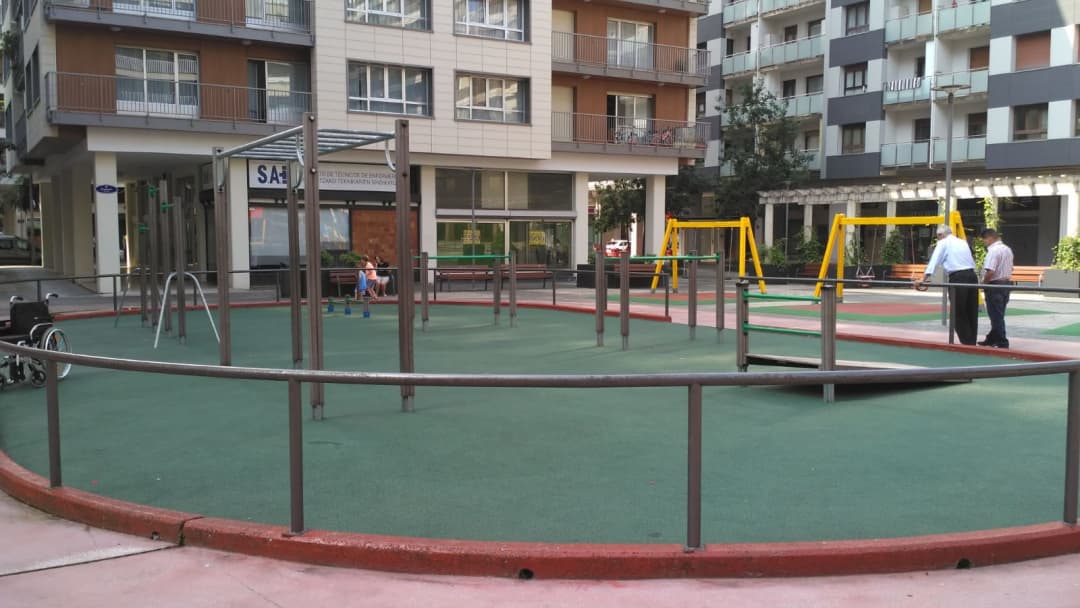 Barres parallèles à Calisthenics Park at Etxeberri plaza, Donostia / San Sebastián – photo 2 sur 4