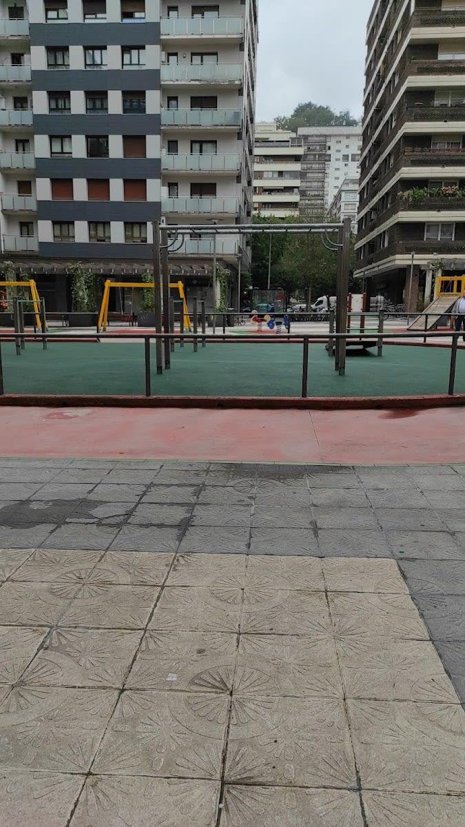 Barres de singe à Calisthenics Park at Etxeberri plaza, Donostia / San Sebastián – photo 3 sur 4