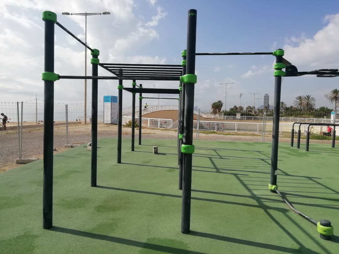 Barres parallèles à Calisthenics Park at Passeig Marítim de la Mar Bella, Barcelona – photo 2 sur 4