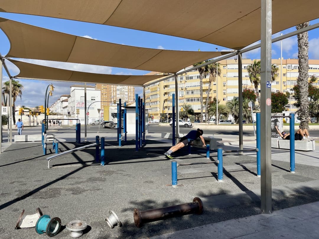 Barres parallèles à Calisthenics Park at Calle Pacífico, Málaga – photo 2 sur 3