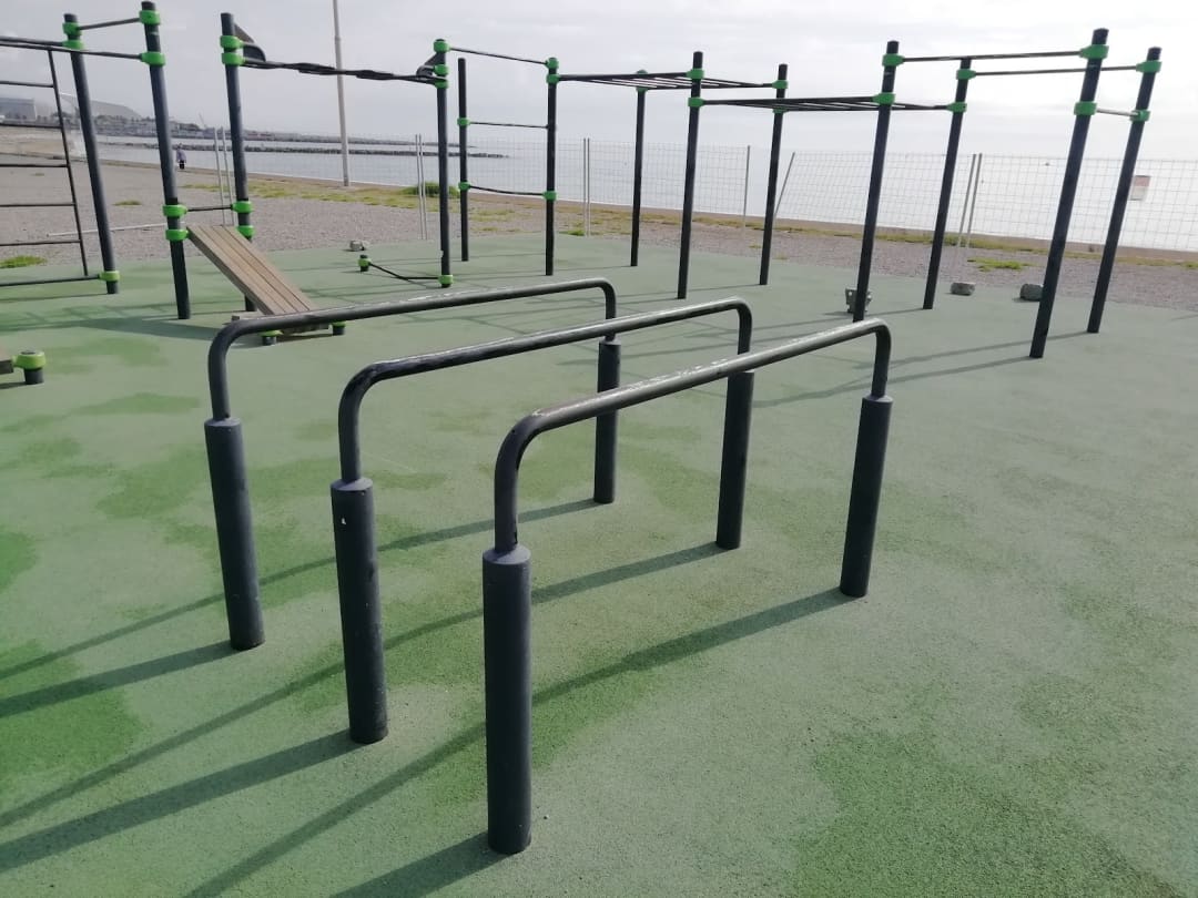 Banc à abdominaux à Calisthenics Park at Passeig Marítim de la Mar Bella, Barcelona – photo 4 sur 4