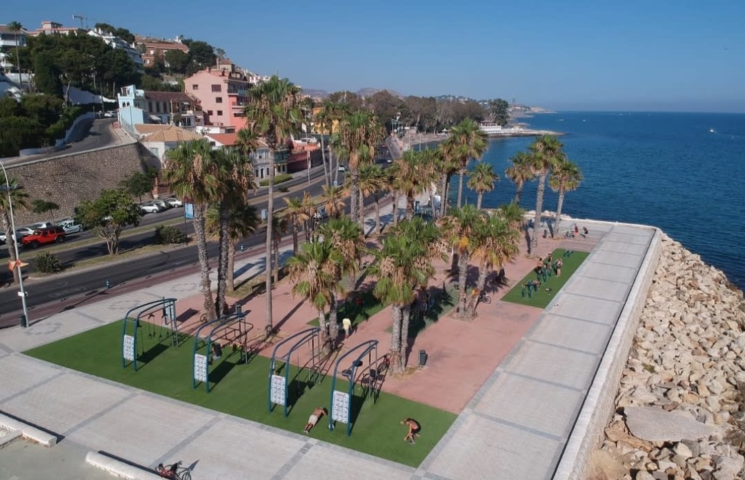 Barres parallèles à Calisthenics Park at Paseo Marítimo Pablo Ruiz Picasso, Málaga – photo 2 sur 3