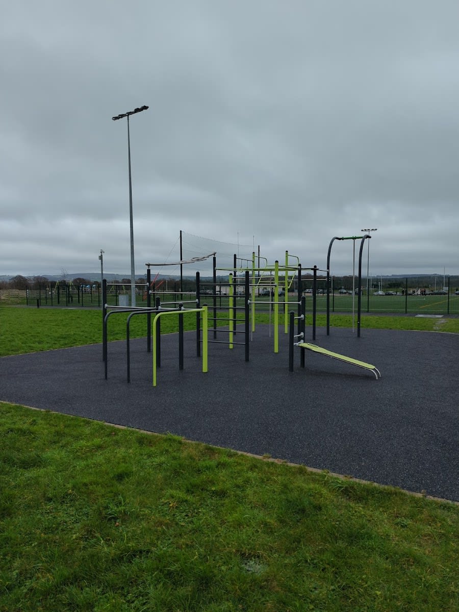 Barre de traction à Calisthenics Park at Kerdiffstown Road – photo 1 sur 2