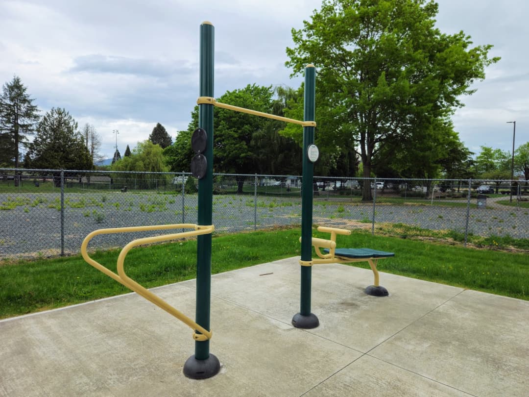 Bară de tracțiuni la Calisthenics Park at Clare Avenue, Chilliwack – fotografia 1 din 2