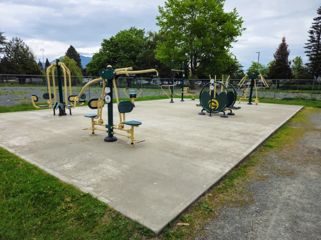 Bare paralele la Calisthenics Park at Clare Avenue, Chilliwack – fotografia 2 din 2