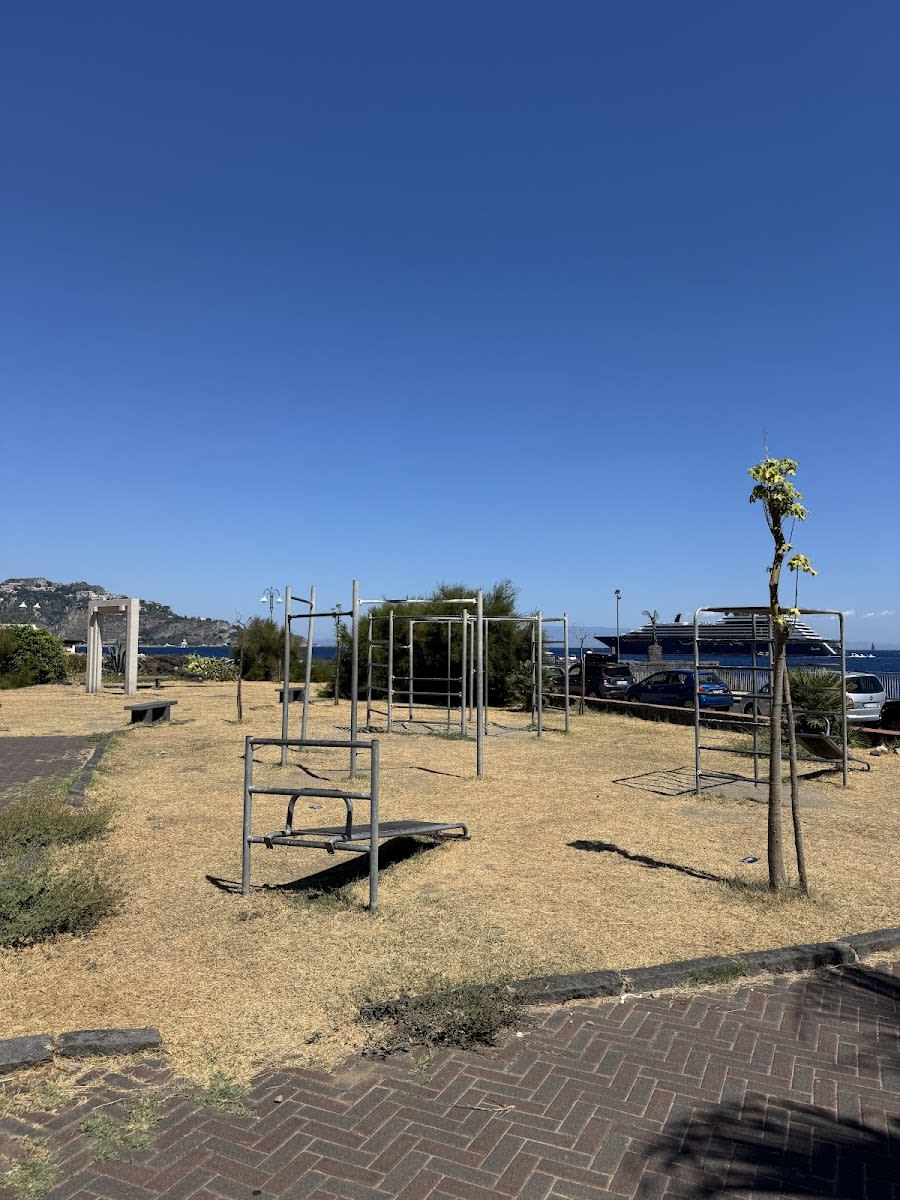 Spalier la Calisthenics Park at Via Calcide Eubea, Giardini-Naxos – fotografia 3 din 4