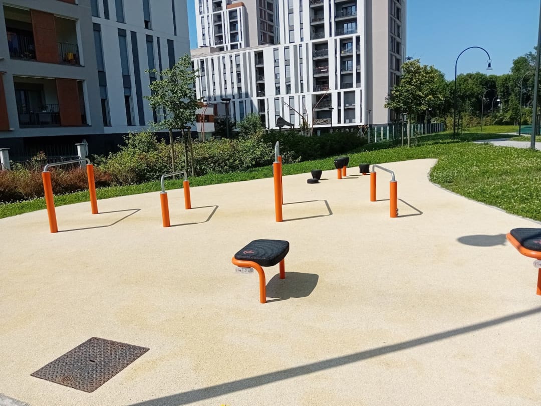Parallele presso Calisthenics Park at Via Ernesto Teodoro Moneta, Milano – foto 2 di 5