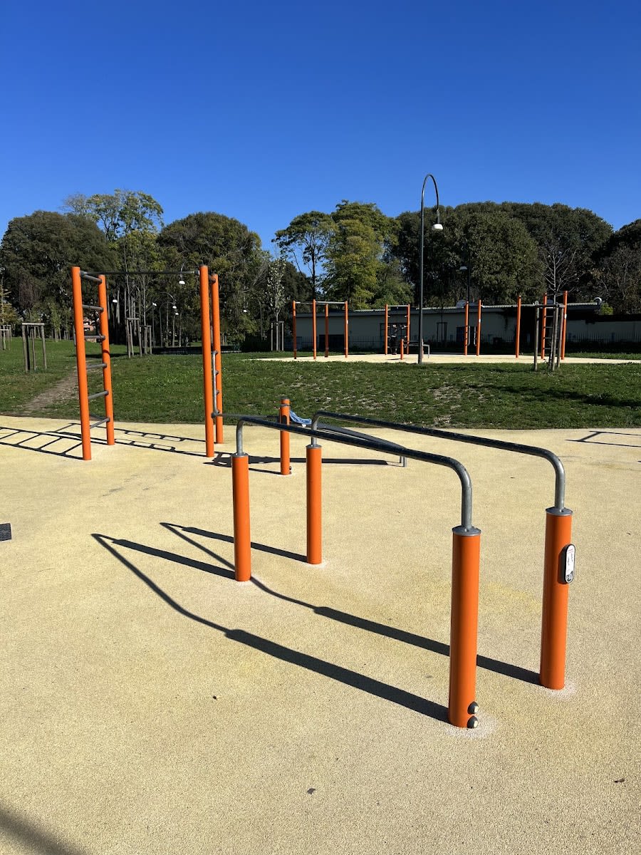 Maniglie per piegamenti presso Calisthenics Park at Via Ernesto Teodoro Moneta, Milano – foto 4 di 5