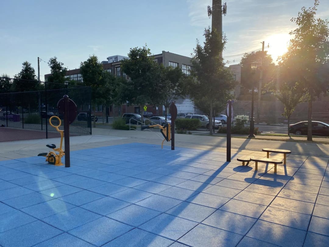 Лавка для преса на майданчику Calisthenics Park at Morris Canal Greenway, Jersey City – фото 4 з 4