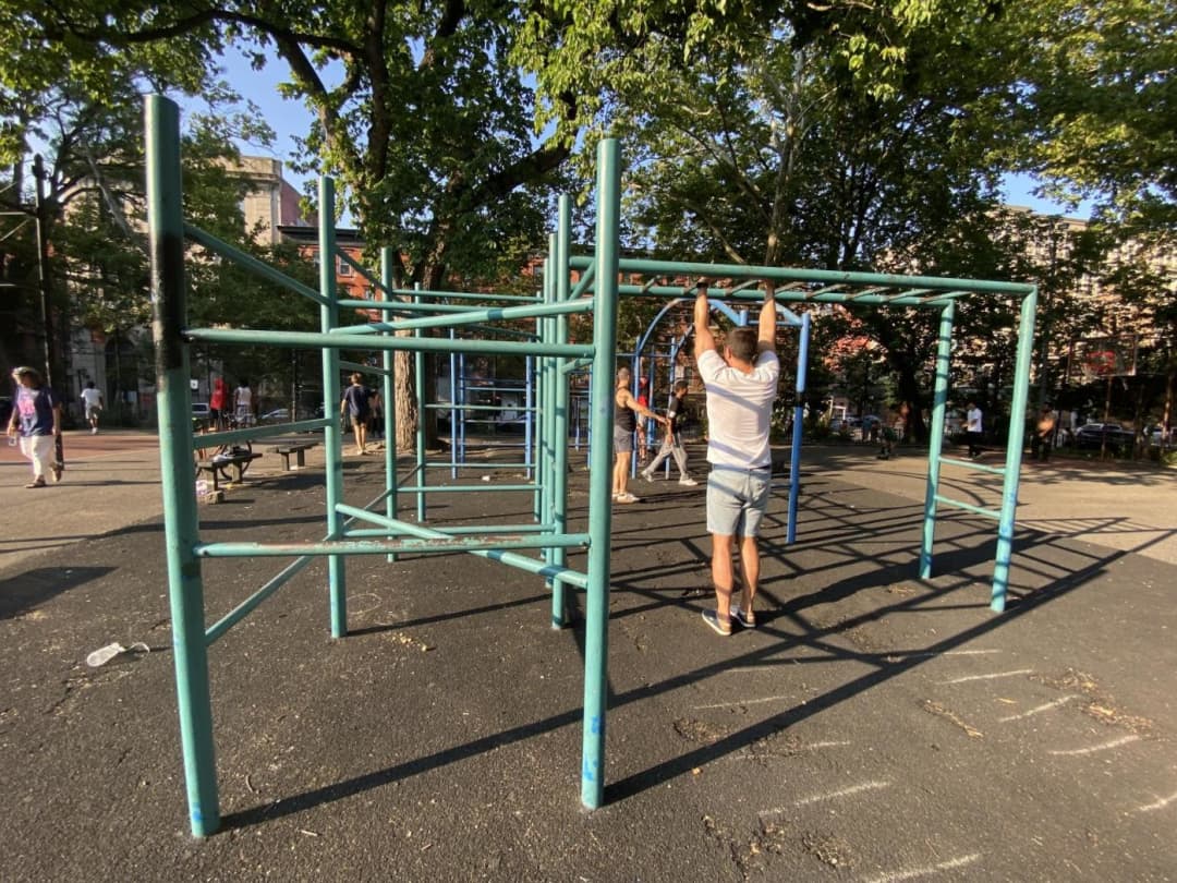 Упори для віджимань на майданчику Calisthenics Park at East 10th Street, New York – фото 2 з 4