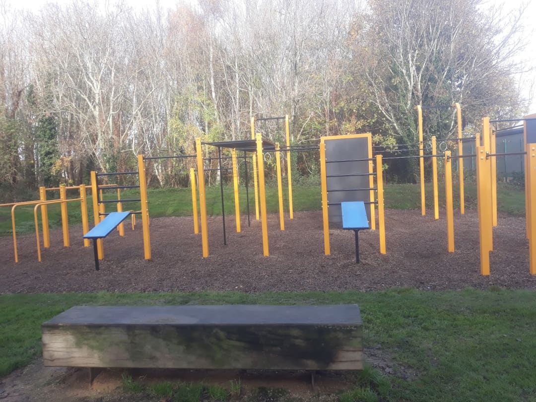 Bauchbank bei Calisthenics Park at Limekiln Road, Tallaght – Foto 5 von 5