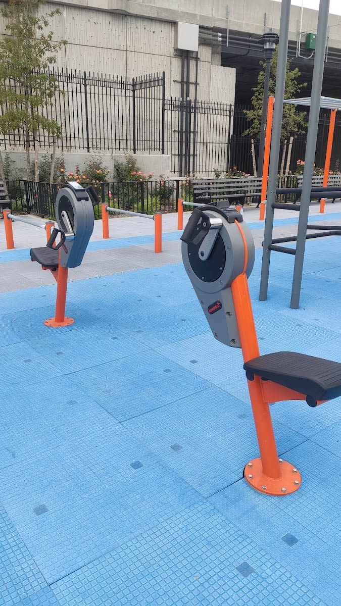 Abs Bench at Calisthenics Park at 43rd Street, New York – photo 5 of 6
