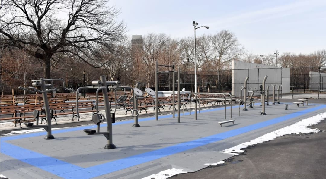 Parallel Gym Bars at Calisthenics Park at Bayard Street, New York – photo 2 of 7
