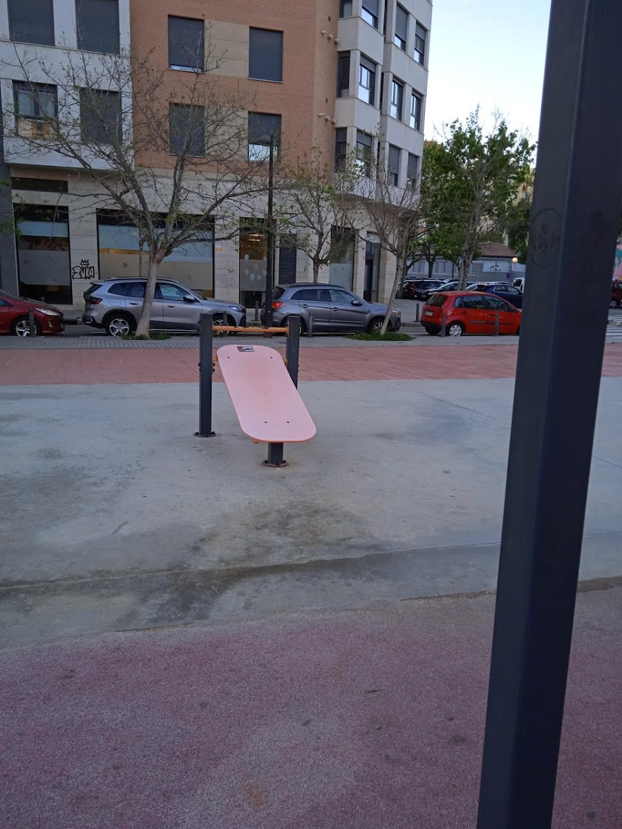 Упоры для отжиманий на площадке Calisthenics Park at Carrer de Viver, València – фото 4 из 5