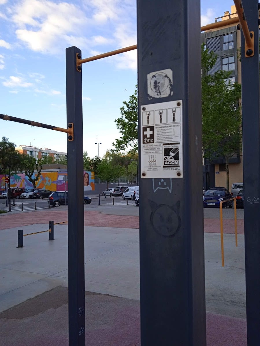 Скамья для пресса на площадке Calisthenics Park at Carrer de Viver, València – фото 3 из 5