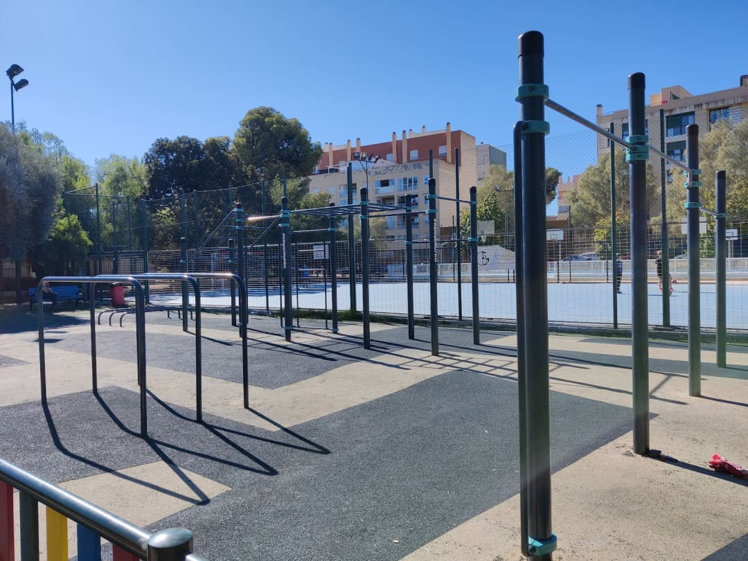 Barras Paralelas en Calisthenics Park at Carrer dels Àlbers, Sant Joan d'Alacant #wp3923 – foto 2 de 2