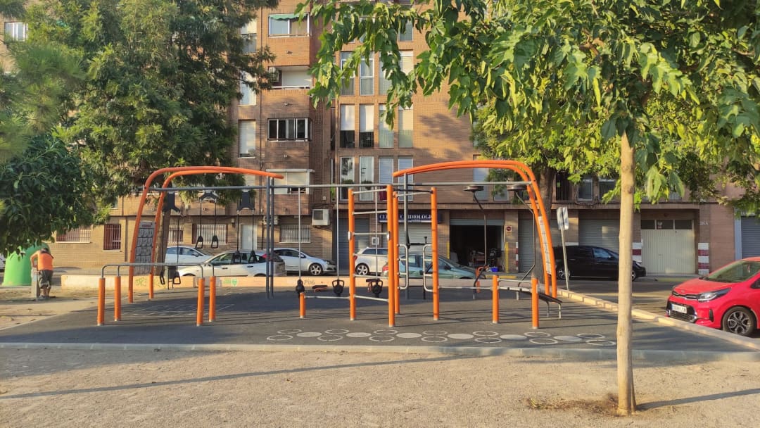 Abs Bench at Calisthenics Park at Carrer de Colom, Massanassa – photo 3 of 3