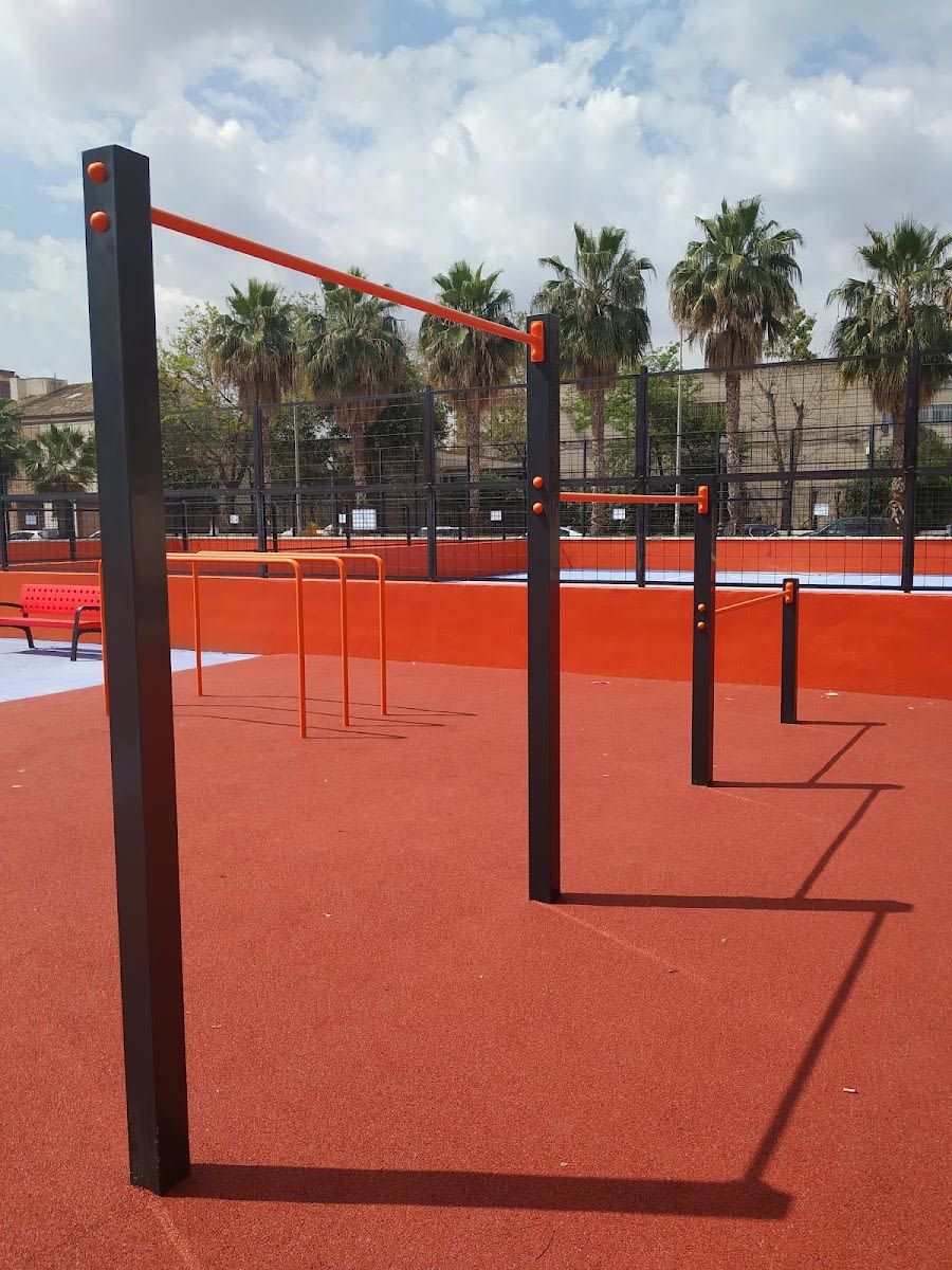 Бруси на майданчику Calisthenics Park at Carrer de Vicente Guillot García (Lillo), València – фото 4 з 4