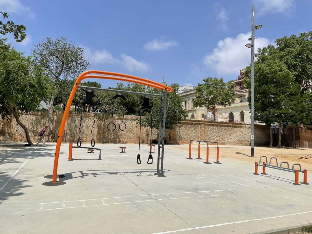 Бруси на майданчику Calisthenics Park at Travessera de Gràcia, Barcelona – фото 1 з 4