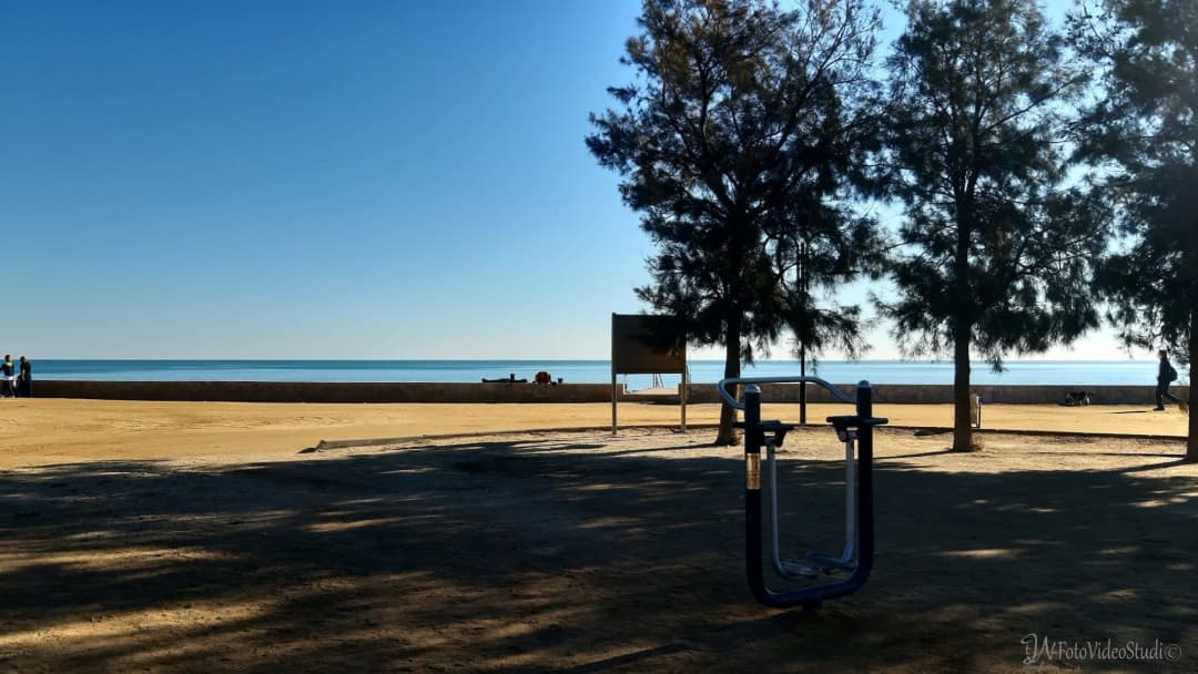 Sbarra per trazioni presso Calisthenics Park at Carrer del Cantàbric, l'Ampolla – foto 1 di 5