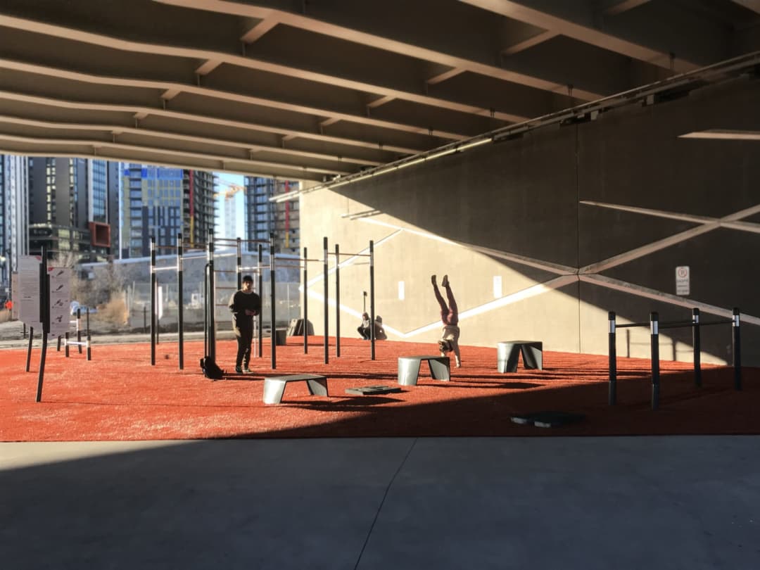 Barren bei Calisthenics Park at Rue de la Commune Ouest, Montréal – Foto 1 von 7