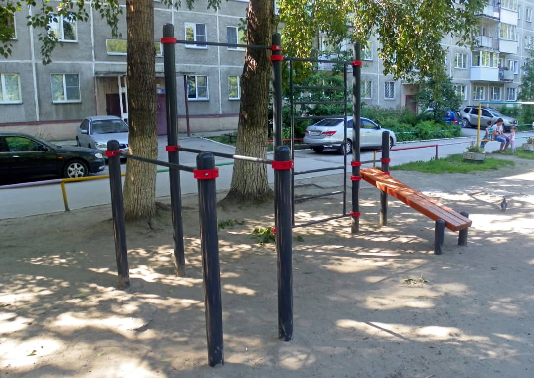 Barre de traction à Calisthenics Park at улица Бориса Богаткова, городской округ Новосибирск – photo 1 sur 2