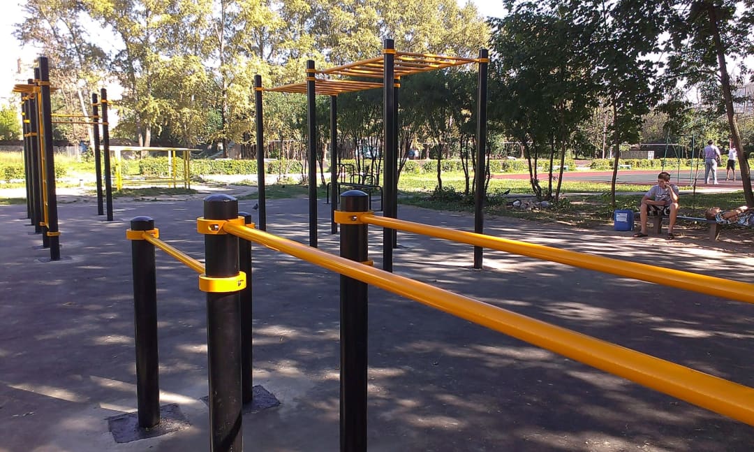 Bare paralele la Calisthenics Park at Спортивный комплекс «Вымпел», Королёв – fotografia 2 din 6